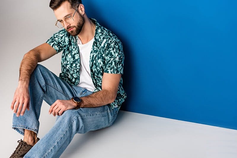 Modelo masculino com roupas elegantes